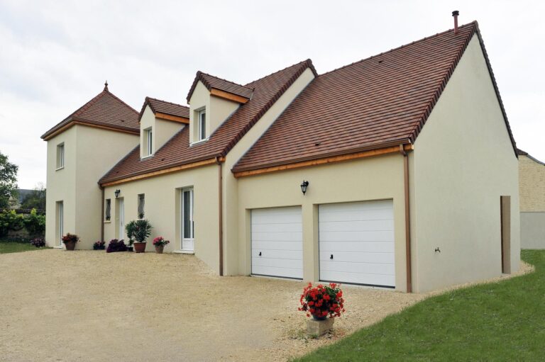 Maison à l'élégance traditionnelle avec tuiles rouges et deux garages à Fontaine lès Dijon