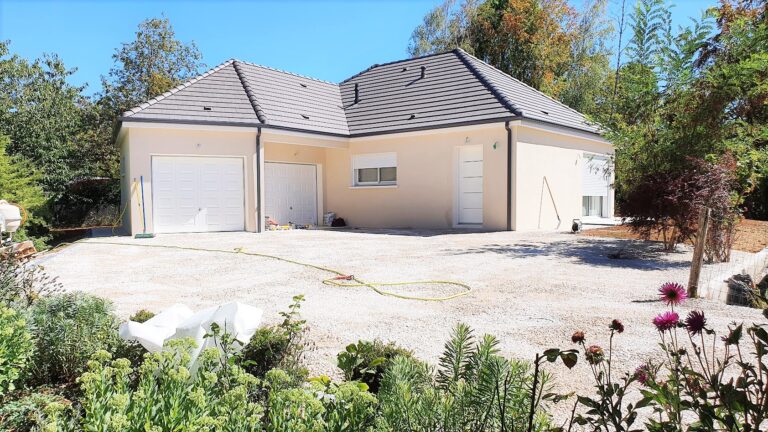 Maison moderne de plain-pied avec jardin spacieux et garage intégré à Asnières