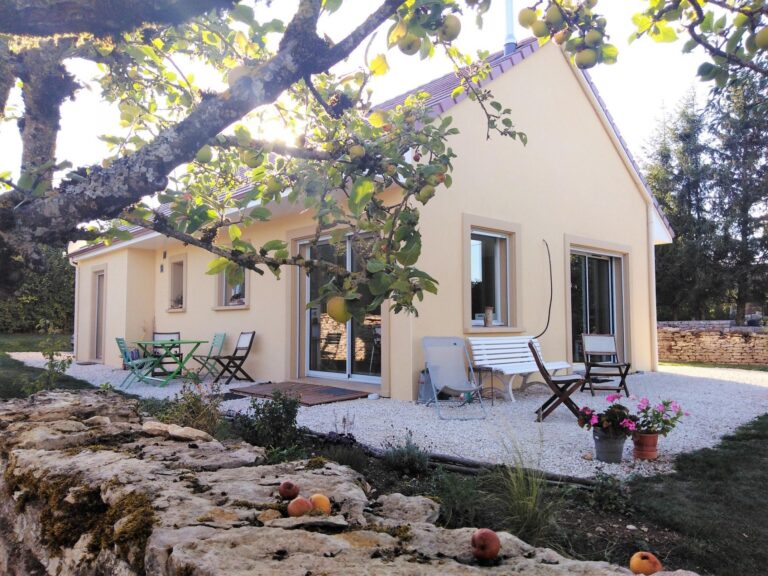 Charmante maison traditionnelle lumineuse avec jardin et terrasse à Selongey